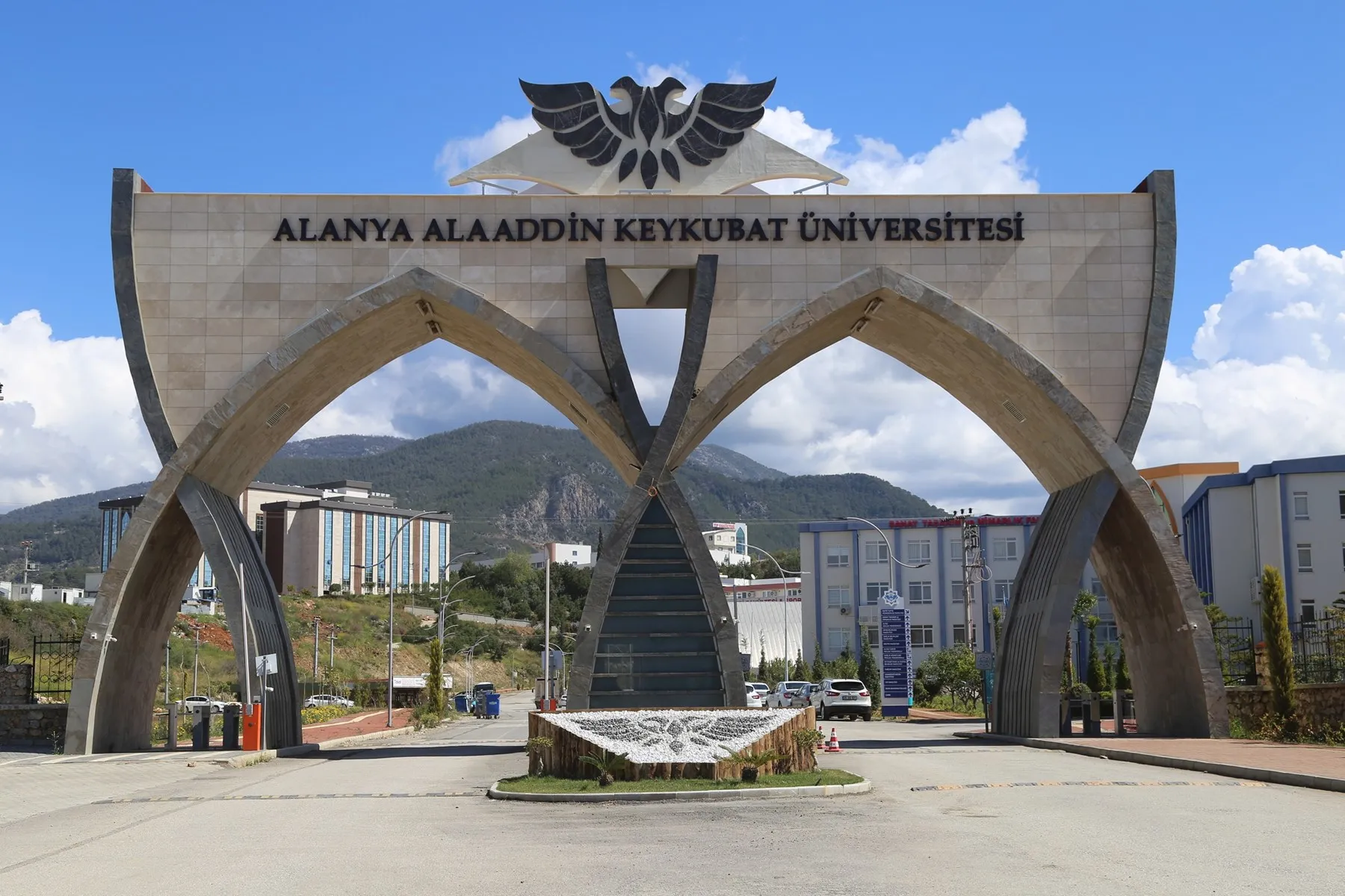 Alanya Alaadin Keykubat Üniversitesi 2023-2024 bahar döneminde lisansüstü programlara öğrenci alacaktır.