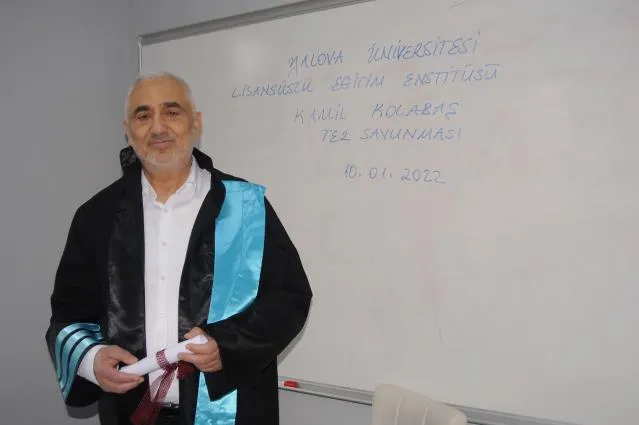 Yalova'da 2 çocuk 7 torun sahibi Kamil Kolabaş, 64 yaşında yüksek lisans eğitimini tamamlayarak hem gençlere hem yaşıtlarına örnek oldu.