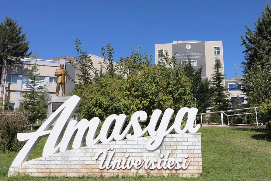 Amasya Üniversitesi 14.12.2021 tarih ve 31689 sayılı Resmî Gazete’de aslına uygun olarak yayımlanan Araştırma görevlisi ve Öğretim görevlisi alım ilanı düzeltildi.