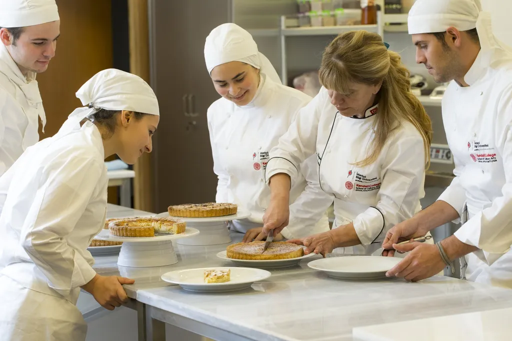 ‘Gastronomi Bölümü’ mezunları Mart 2019 sözleşmeli öğretmenlik için ‘Yiyecek İçecek Hizmetleri’ alanına başvuru yapabilecek.